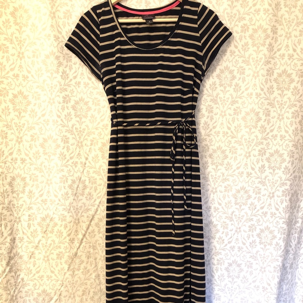 Maternity tie-waist maxi dress